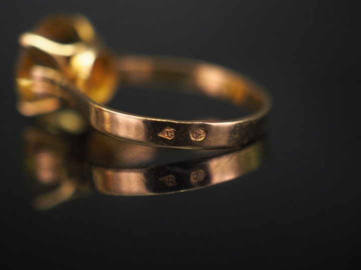 Bague en or jaune, sertie en son centre d’un quartz. TDD. 54 1/2 Poids