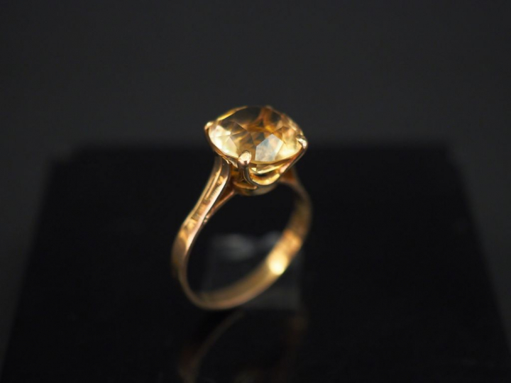 Bague en or jaune, sertie en son centre d’un quartz. TDD. 54 1/2 Poids