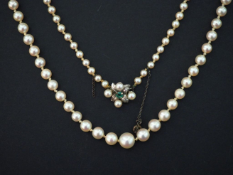 Vente aux enchères Collier de perles disposées en chute.  Fermoir en or blanc, en forme d