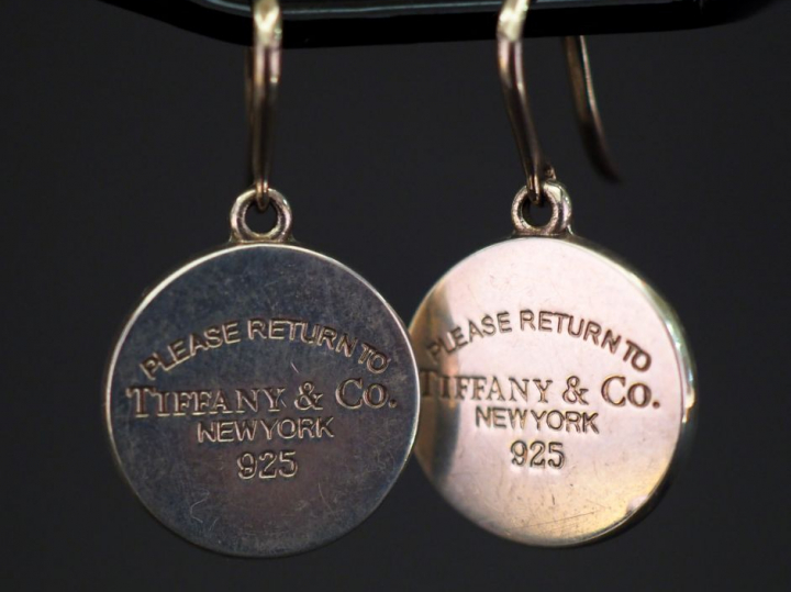 TIFFANY   Co Paire de boucles d’oreilles en argent « Please return to 