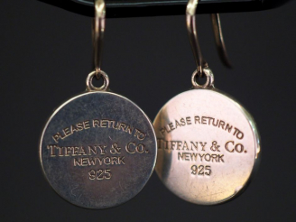 Vente aux enchères TIFFANY   Co Paire de boucles d’oreilles en argent « Please return to 