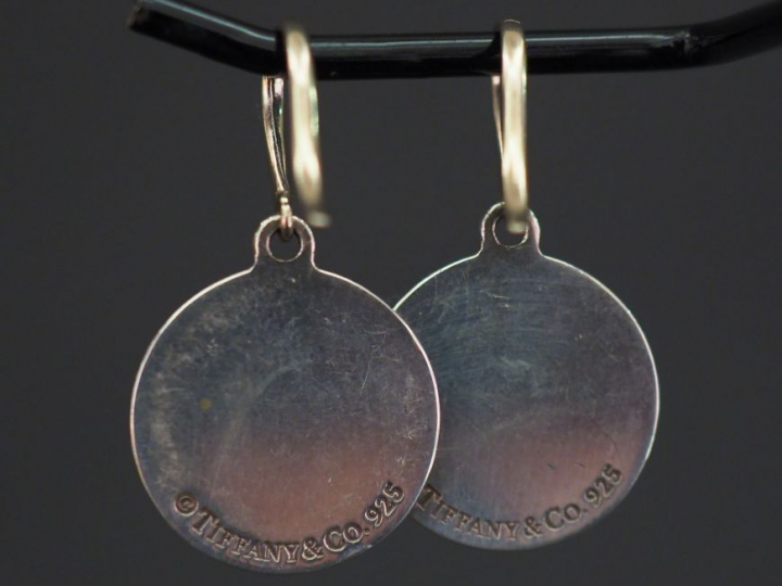 TIFFANY   Co Paire de boucles d’oreilles en argent « Please return to 