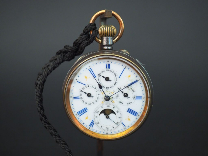 Montre de gousset en métal indiquant le calendrier et les phases de la