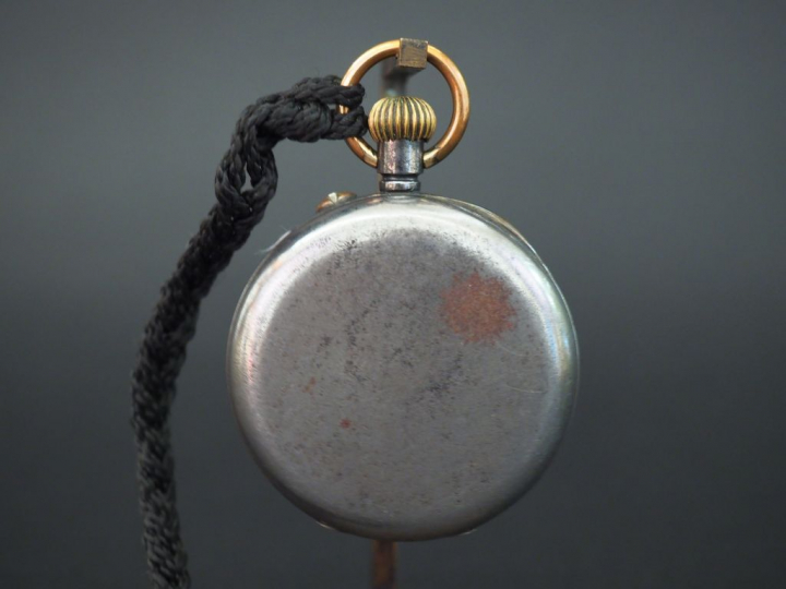 Montre de gousset en métal indiquant le calendrier et les phases de la