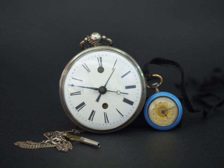 	Ensemble comprenant :  - une montre de gousset en argent. Cadran émai