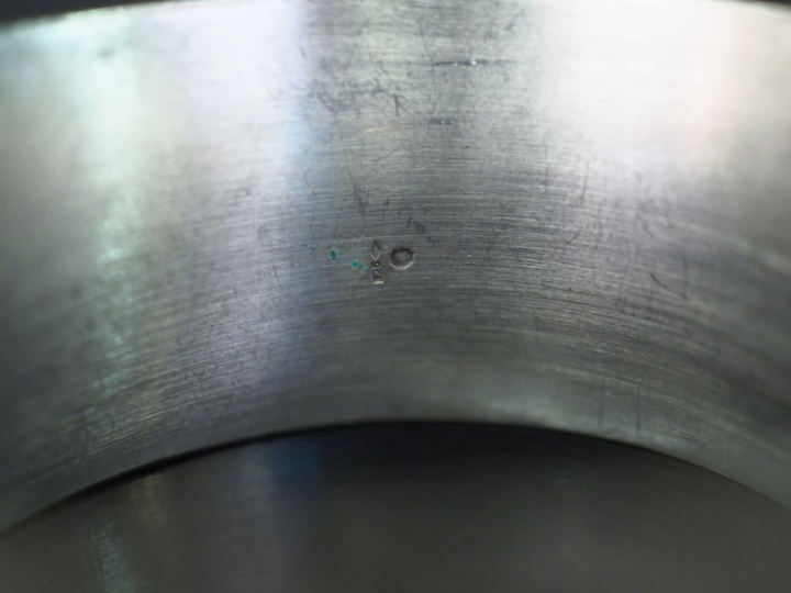 	Bracelet manchette en argent, à décor d’un monogramme.  Poids. 57 g