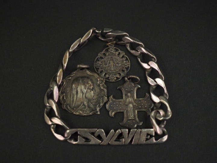 	Ensemble comprenant :  - une gourmette en argent, marquée Sylvie - de