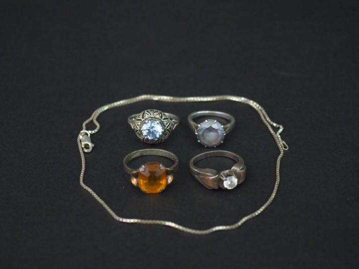 Ensemble comprenant :  -	une bague en argent, sertie d’une pierre bleu