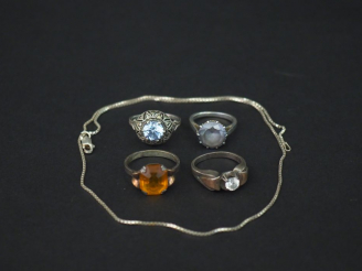 Vente aux enchères Ensemble comprenant :  -	une bague en argent, sertie d’une pierre bleu