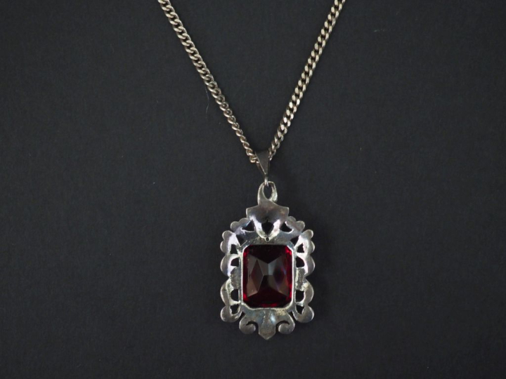 	Pendentif et sa chaine en argent, serti de pierres fantaisie. Poids t
