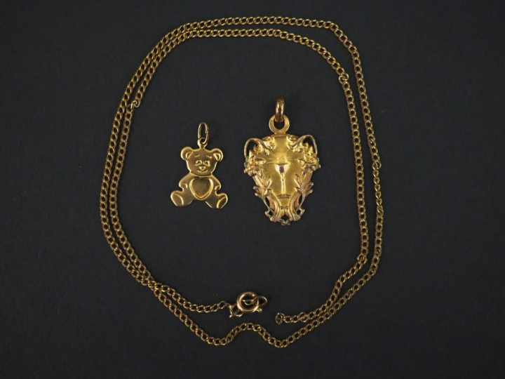 	Ensemble comprenant :  - une médaille religieuse de style Art Nouveau