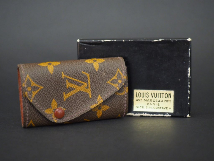 Louis VUITTON Porte clés en cuir, à decor de monogramme. Fermeture par