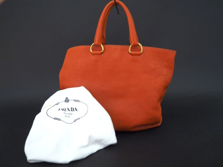 PRADA  Sac cabas en cuir marron. Avec sa housse. 40 x 43,5 cm