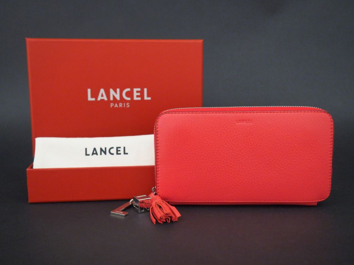 LANCEL Portefeuille en cuir rouge. Dans sa housse et sa boite d’origin