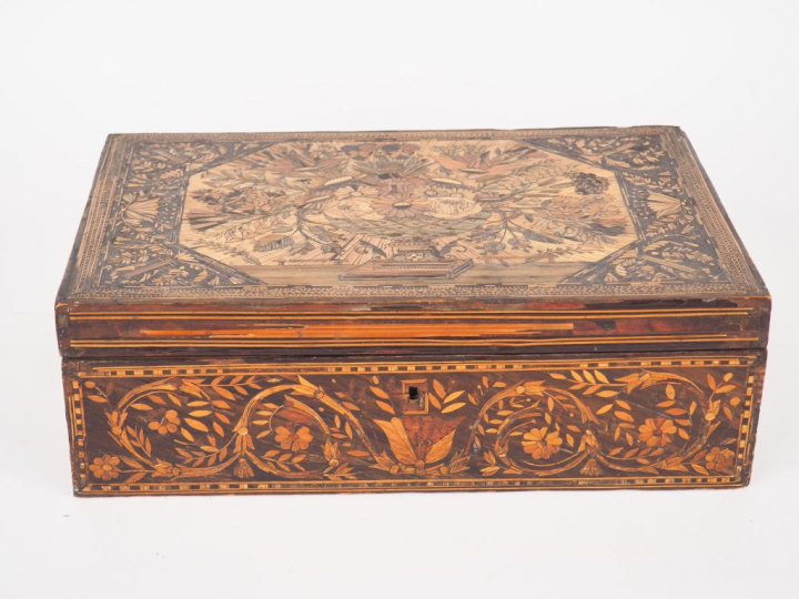 Coffret à ouvrage XIXème en marqueterie de paille à décor d'une vasque