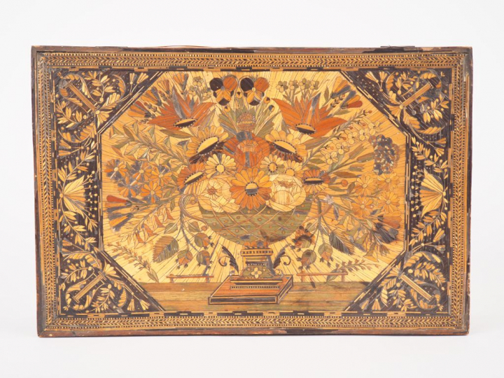 Coffret à ouvrage XIXème en marqueterie de paille à décor d'une vasque