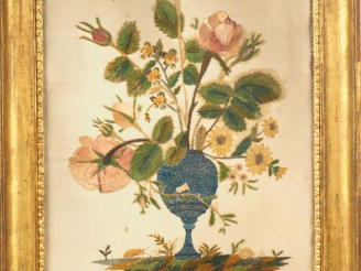 Vente aux enchères Soie brodée Restauration à décor polychrome d'un vase de fleurs. Signé