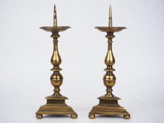Vente aux enchères Paire de pique-cierges Louis XIII en bronze, piètement tripode. H. 36,