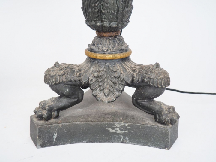 Paire de grands bougeoirs Restauration en tôle et bronze, double patin