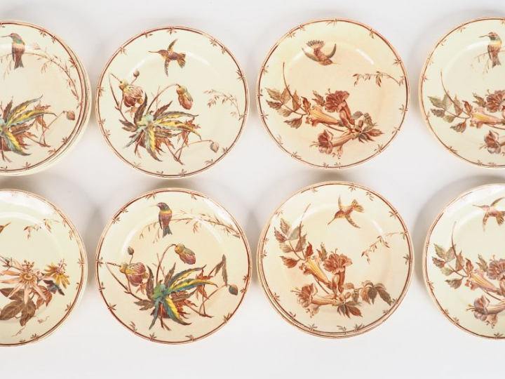 Partie de service de table en faïence de Gien modèle "oiseaux-mouches"