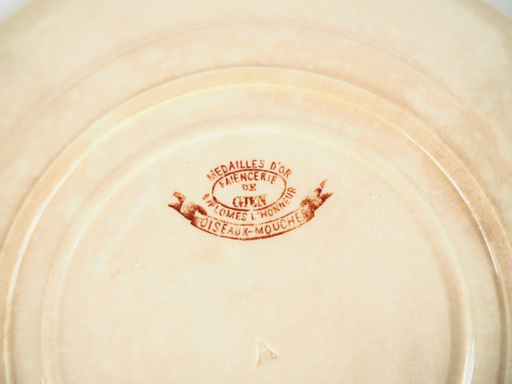 Partie de service de table en faïence de Gien modèle "oiseaux-mouches"