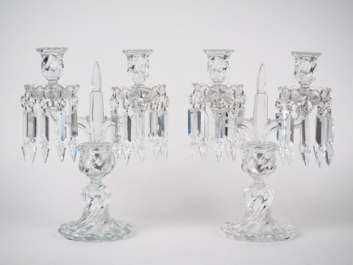 BACCARAT. Paire de girandoles en cristal éclairant à deux lumières.  S