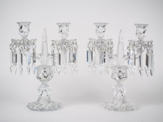 Vente aux enchères BACCARAT. Paire de girandoles en cristal éclairant à deux lumières.  S