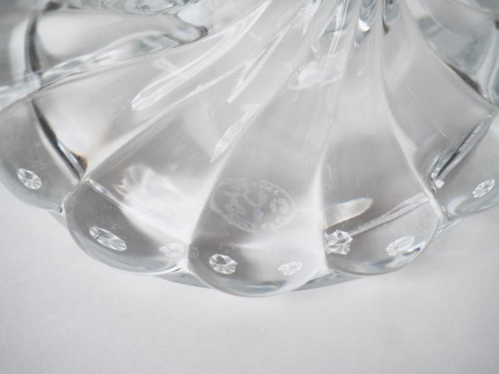 BACCARAT. Paire de girandoles en cristal éclairant à deux lumières.  S