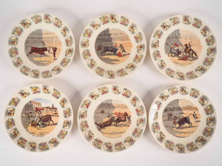 Suite de 12 assiettes en faïence polychrome de Sarreguemines à décor d