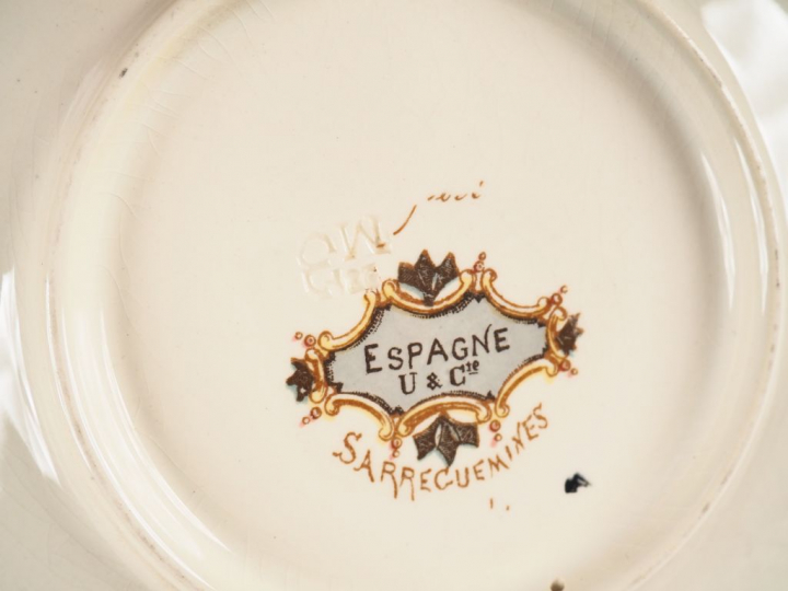 Suite de 12 assiettes en faïence polychrome de Sarreguemines à décor d