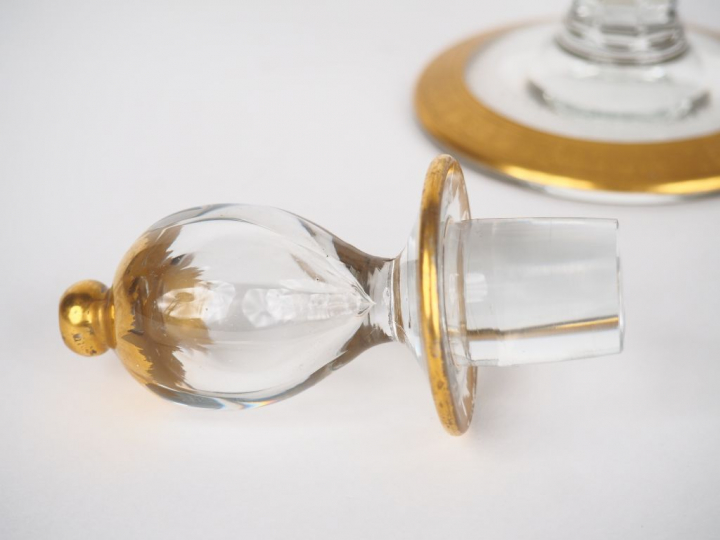 SAINT-LOUIS. Carafe à liqueur en cristal modèle "Thistle Or". Signée. 