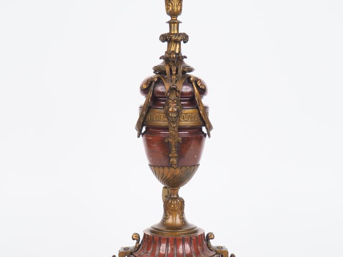 Lampe Napoléon III de style Louis XVI en marbre rouge et métal patiné,