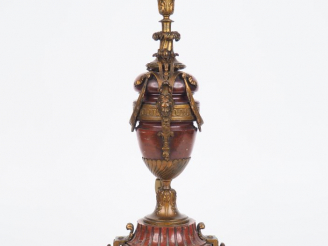 Vente aux enchères Lampe Napoléon III de style Louis XVI en marbre rouge et métal patiné,