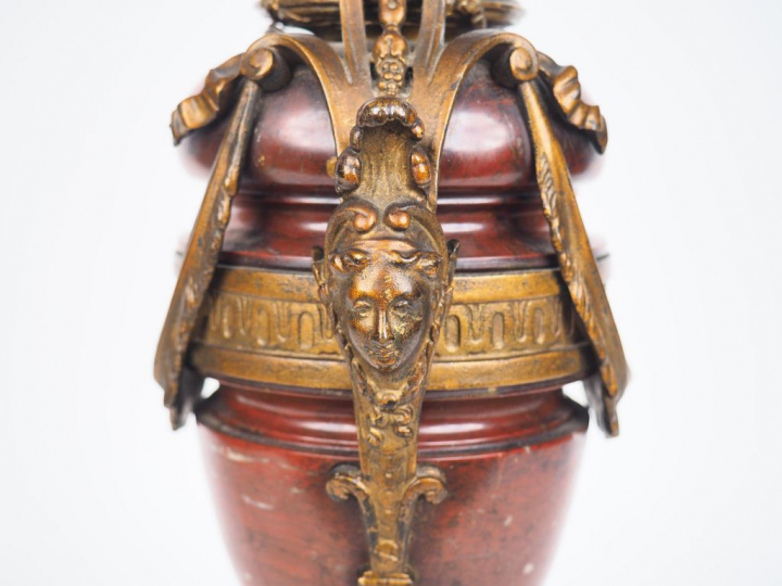 Lampe Napoléon III de style Louis XVI en marbre rouge et métal patiné,