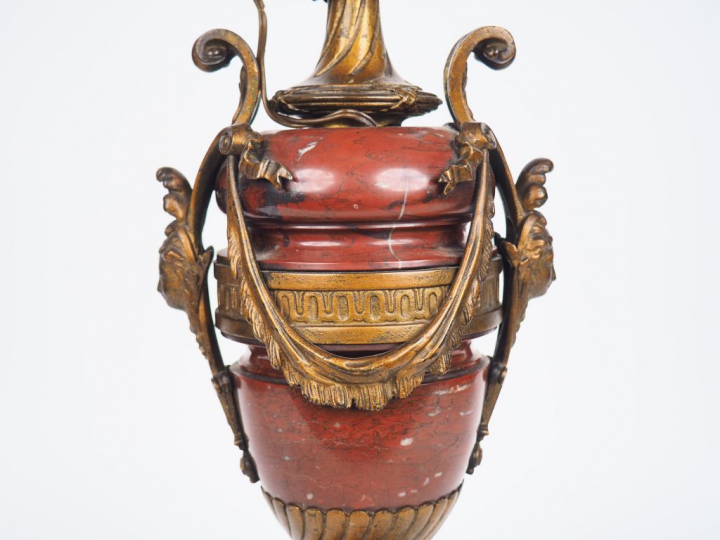 Lampe Napoléon III de style Louis XVI en marbre rouge et métal patiné,