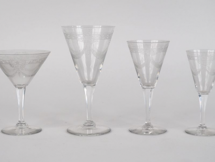 Partie de service de verres en cristal gravé à décor de guirlandes de 