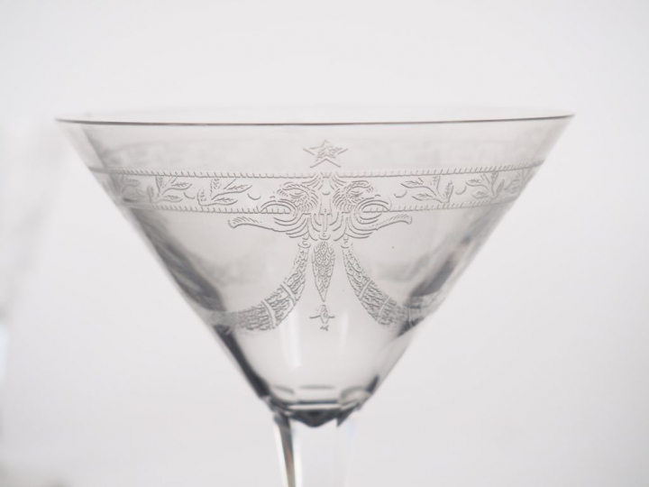 Partie de service de verres en cristal gravé à décor de guirlandes de 