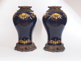 Vente aux enchères Paire de vases fin XIXème - début Xxème de style Louis XV en porcelain