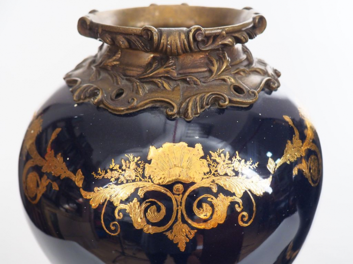 Paire de vases fin XIXème - début Xxème de style Louis XV en porcelain