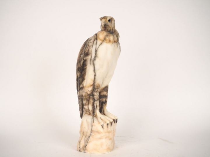 Sculpture en albâtre vers 1900 "Aigle"  H. 44,5 cm. (Pointe du bec cas