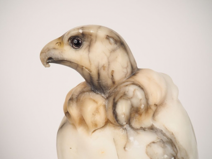 Sculpture en albâtre vers 1900 "Aigle"  H. 44,5 cm. (Pointe du bec cas