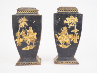 Vente aux enchères Paire de boites en tôle polychrome à décor de cavaliers en léger relie