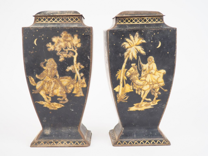 Paire de boites en tôle polychrome à décor de cavaliers en léger relie