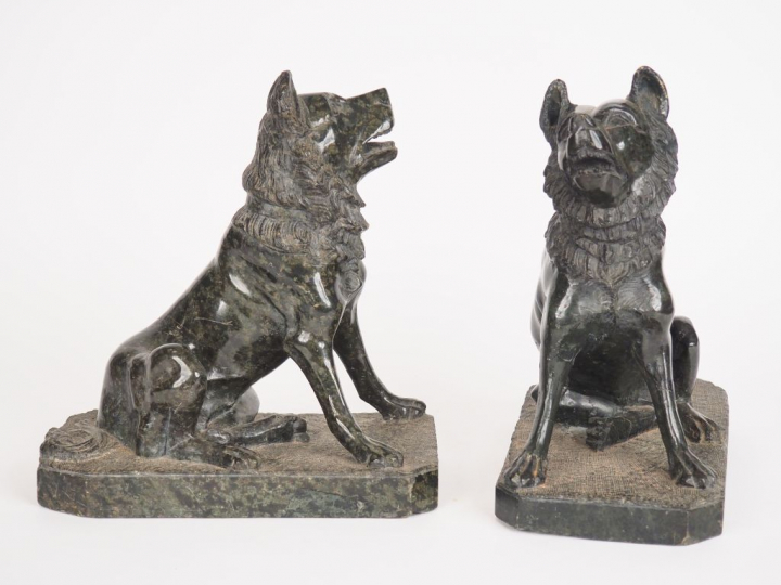 Paire de sculptures en marbre vert "chiens assis".  Dim. 27,5 x 25 x 1