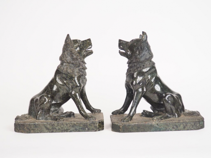 Paire de sculptures en marbre vert "chiens assis".  Dim. 27,5 x 25 x 1