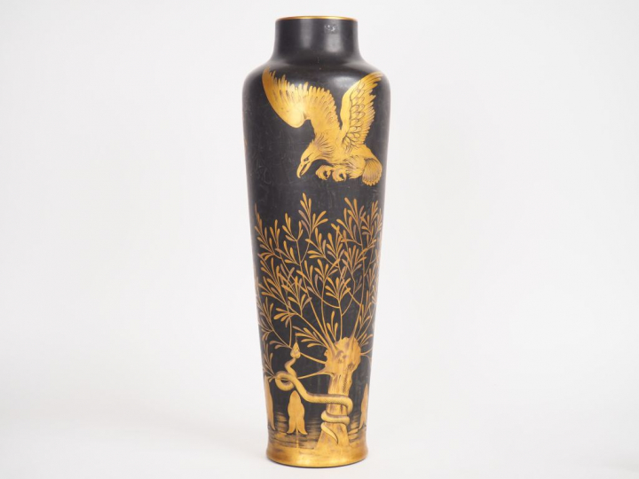 PINON HEUZÉ à Tours.  Grand vase en faïence à décor doré de rapace, de