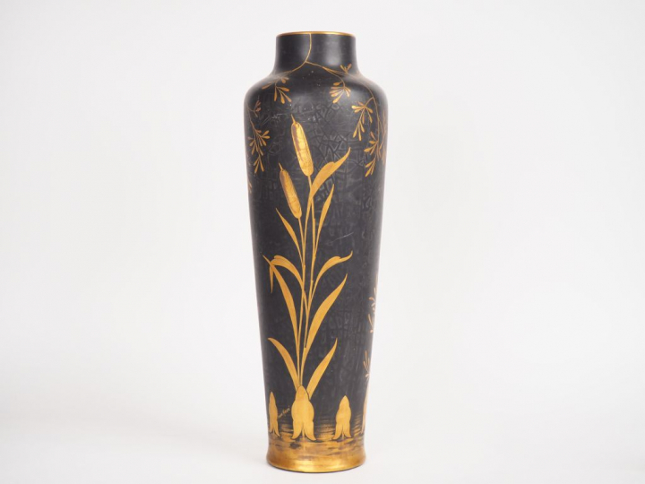 PINON HEUZÉ à Tours.  Grand vase en faïence à décor doré de rapace, de