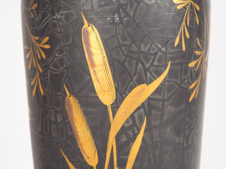 PINON HEUZÉ à Tours.  Grand vase en faïence à décor doré de rapace, de