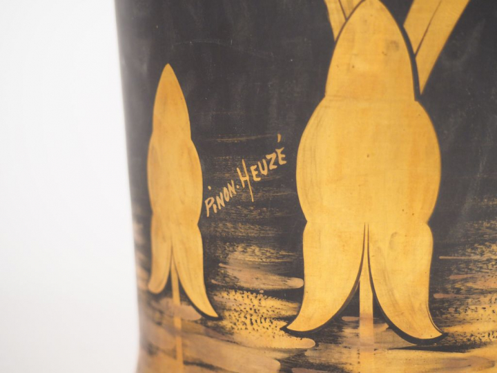 PINON HEUZÉ à Tours.  Grand vase en faïence à décor doré de rapace, de