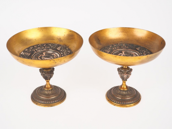 Paire de coupes sur pied XIXème en bronze et laiton à décor de Diane c